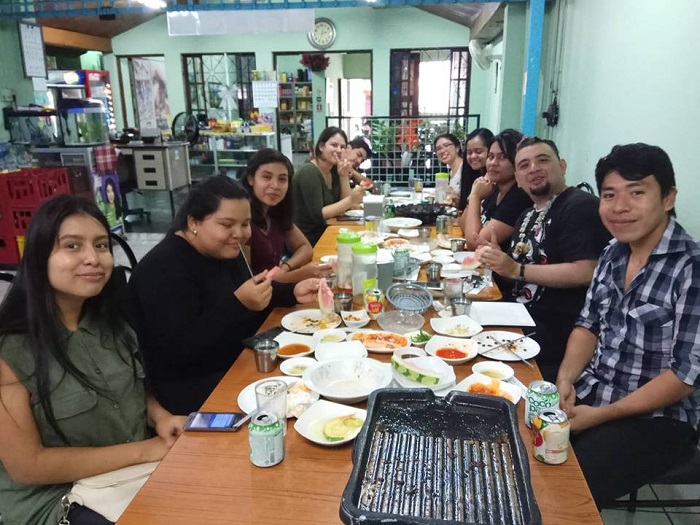 Los estudiantes salvadoreños que aprendieron coreano fueron a degustar la comida coreana en el restaurante Pabellón Coreano